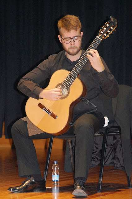 Societat Musical La Uni Filharmnica dAmposta > Arxiu de notcies > Galeria de fotos del recital de guitarra de Ferran Talarn